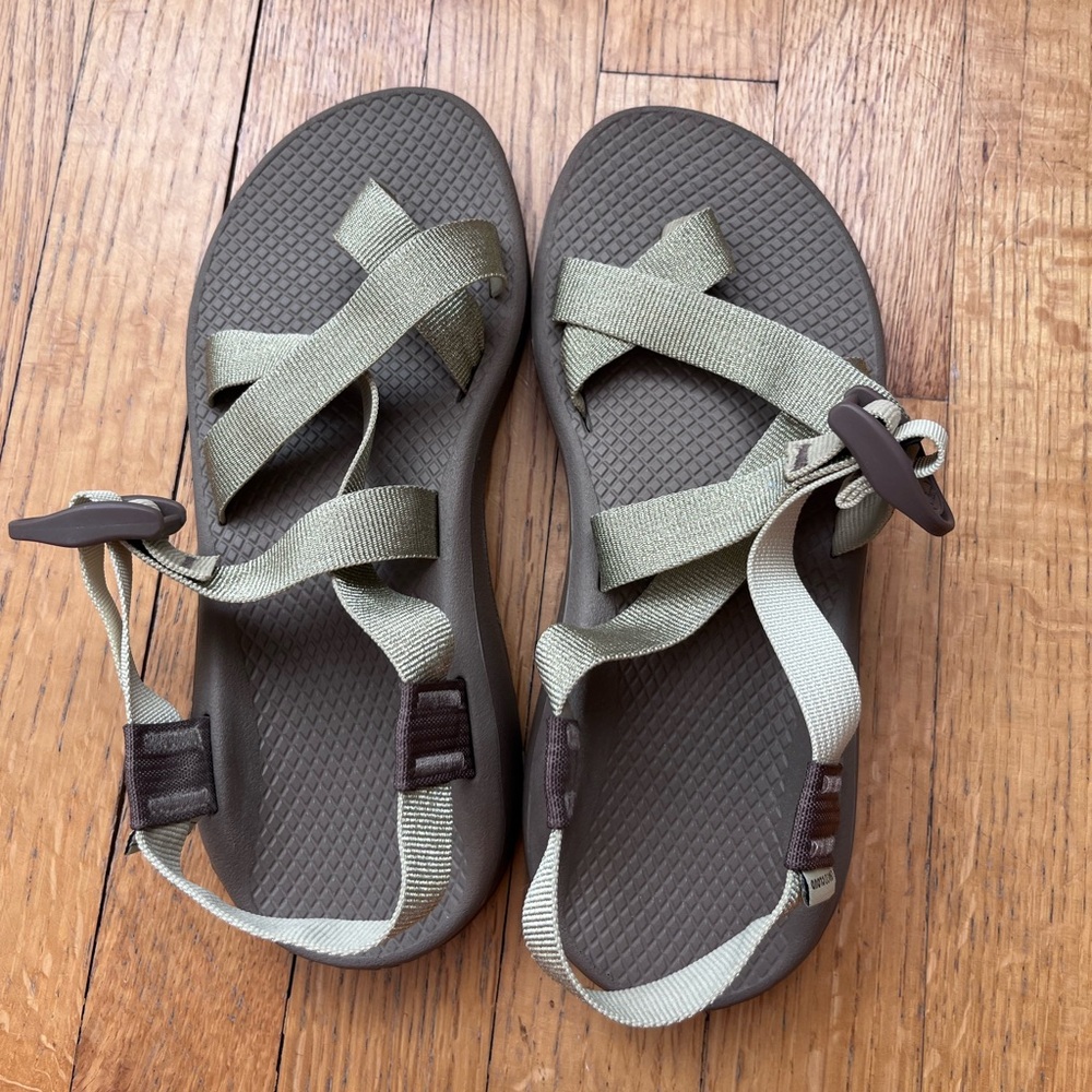 Chaco cloud in gold glitter